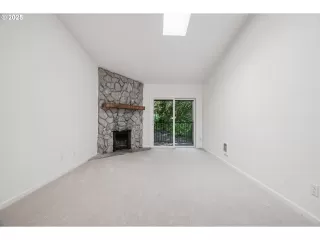 Photo #6: 641917932 Listing