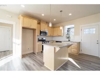 Photo #5: 642035933 Listing 