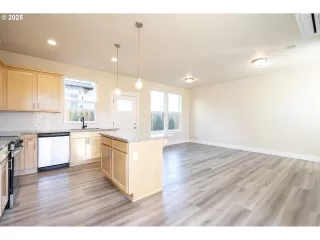 Photo #6: 642035933 Listing 