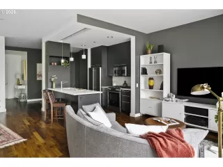 Photo #3: 646320851 Listing