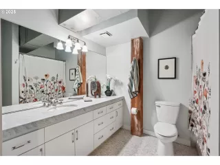 More Details about MLS # 646914367 : 725 NW FLANDERS ST 202