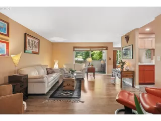 Photo #4: 647629483 Listing