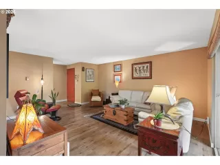 Photo #5: 647629483 Listing