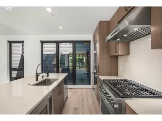 Photo #1: 647656280 Listing