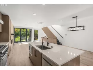 Photo #3: 647656280 Listing