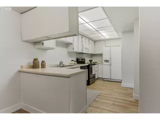 Photo #5: 647748340 Listing 