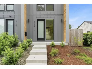 Photo #2: 647957976 Listing