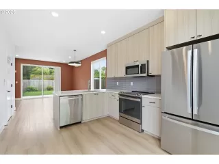 Photo #3: 647957976 Listing