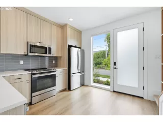 Photo #5: 647957976 Listing