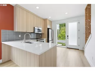 Photo #6: 647957976 Listing