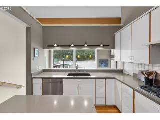 Photo #3: 647997504 Listing