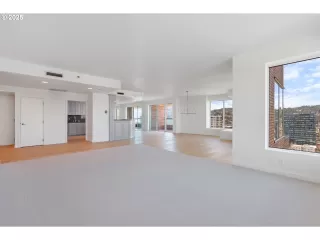 Photo #6: 648028435 Listing