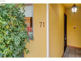 More Details about MLS # 648499247 : 839 SW BROADWAY DR #71