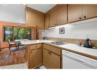 Photo #5: 650892498 Listing