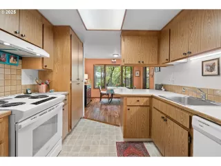 Photo #6: 650892498 Listing