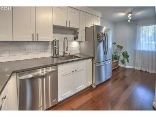 Photo #6: 650936704 Listing