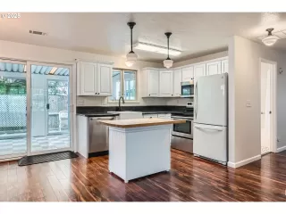 Photo #3: 660857642 Listing