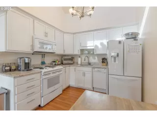 Photo #3: 660909996 Listing