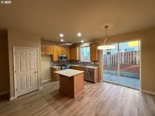 Photo #5: 661876077 Listing