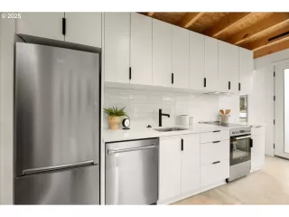 Photo #5: 669851990 Listing