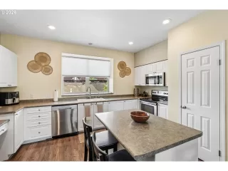 Photo #3: 671500568 Listing
