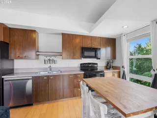 Photo #5: 677504536 Listing