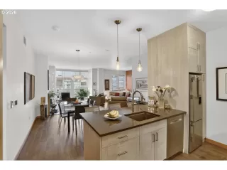 Photo #4: 680687589 Listing