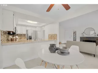 Photo #5: 681107614 Listing 