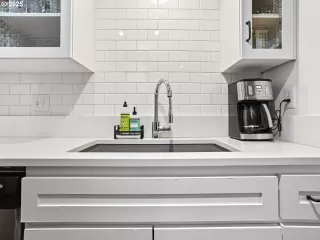 Photo #4: 685753730 Listing 