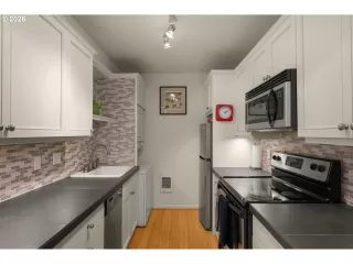 Photo #4: 687550645 Listing 