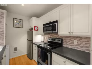 Photo #5: 687550645 Listing 