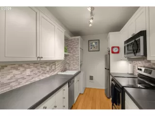 Photo #6: 687550645 Listing 