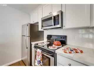 Photo #5: 692138672 Listing