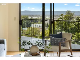 Photo #4: 693097748 Listing 