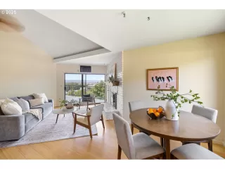 Photo #6: 693097748 Listing 