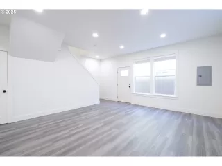 Photo #3: 693116458 Listing 