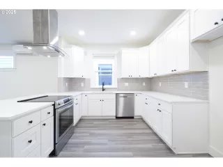 Photo #6: 693116458 Listing 