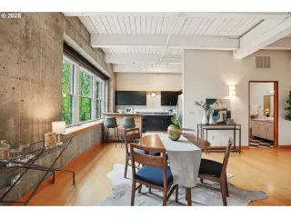 Photo #6: 696763279 Listing