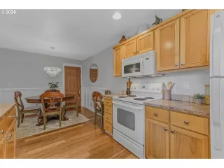 Photo #4: 698850374 Listing