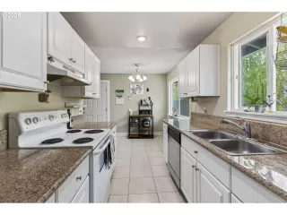 Photo #3: 706043632 Listing 