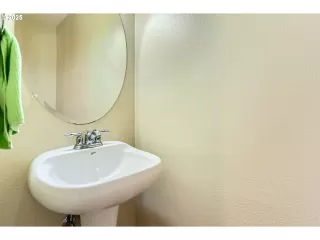 Photo #3: 707685138 Listing