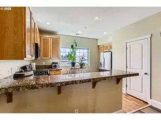 Photo #4: 707685138 Listing