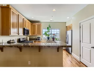 Photo #5: 707685138 Listing