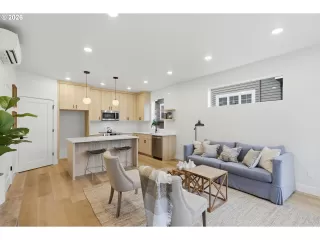 Photo #4: 709258523 Listing 