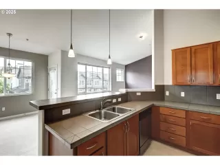 Photo #5: 713132173 Listing