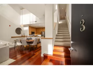 More Details about MLS # 716054718 : 2327 NW NORTHRUP ST 3