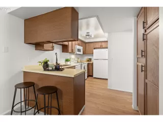 Photo #4: 723893637 Listing 