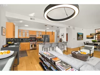 Photo #2: 725170305 Listing 