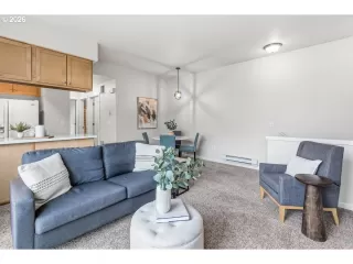 Photo #4: 725380491 Listing