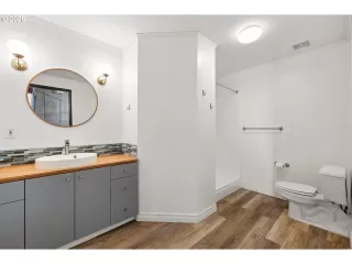 Photo #4: 725611462 Listing